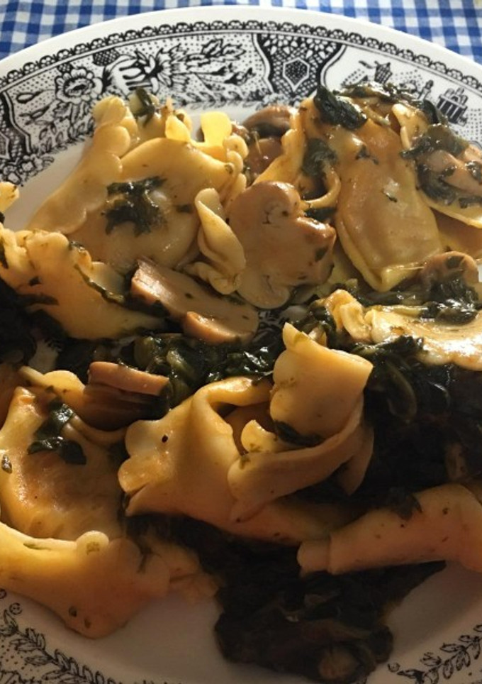 Una foto de Raviolis de berenjena y mozzarella con espinacas y champiñones