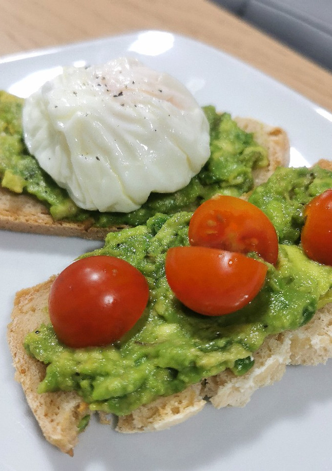 Una foto de Tosta de aguacate con huevo poché y tomates cherry