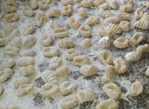 Una foto de Ñoquis de papa y queso rallado