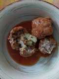 Albóndigas rellenas de puré de patatas con acelgas