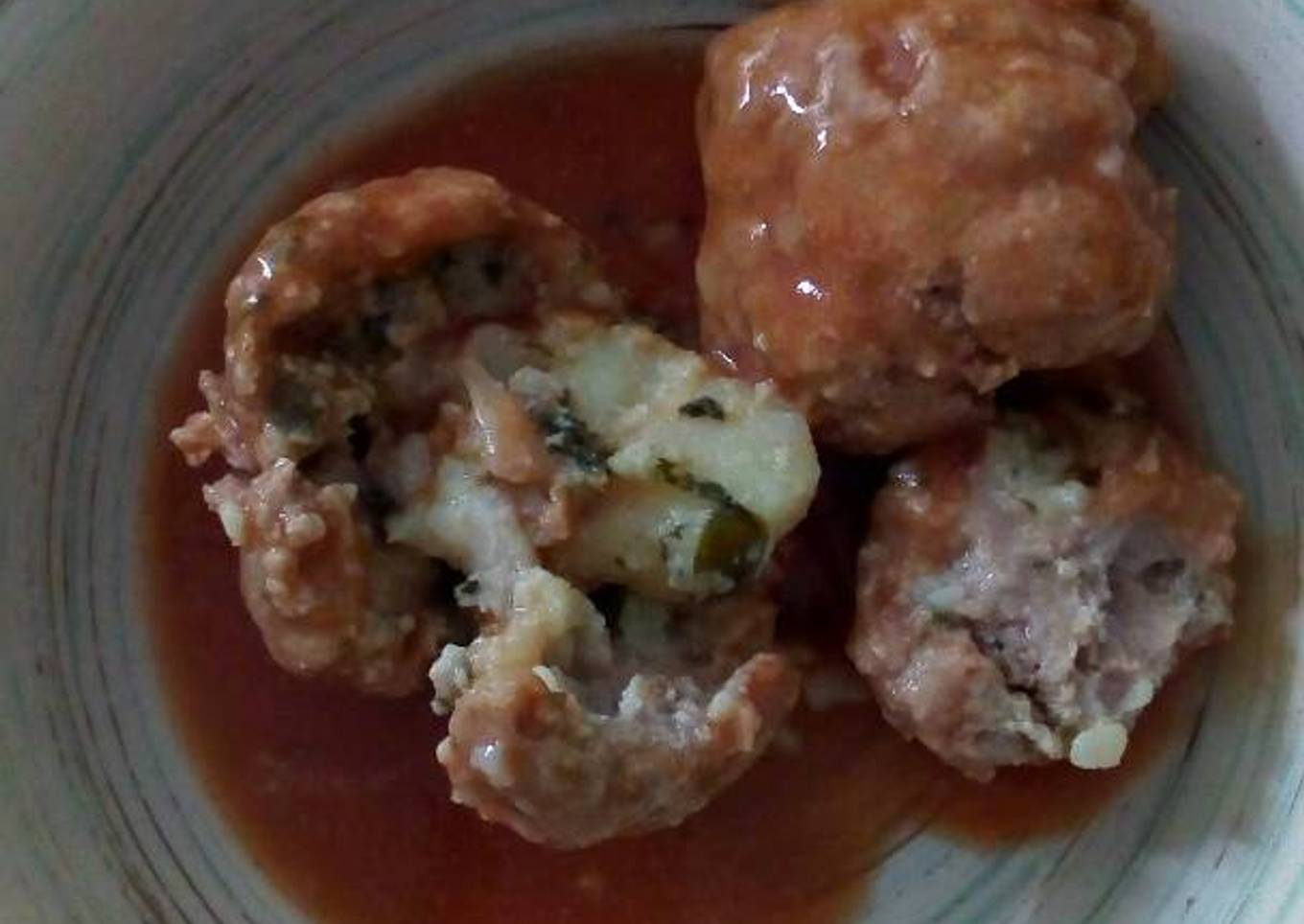 Albóndigas rellenas de puré de patatas con acelgas