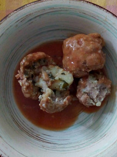 Una foto de Albóndigas rellenas de puré de patatas con acelgas