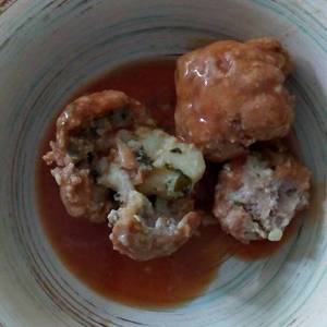 Albóndigas rellenas de puré de patatas con acelgas