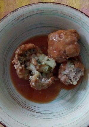 Una foto de Albóndigas rellenas de puré de patatas con acelgas