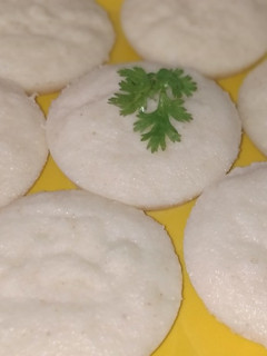 ઇન્સ્ટન્ટ રવા ઈડલી(instant rava idli recipe in Gujarati) રેસીપી મુખ્ય ફોટો