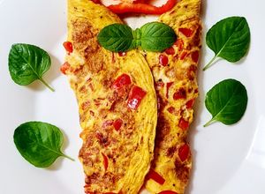 Una foto de Omelette de morrón rojo y queso fresco