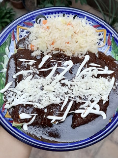 Una foto de Enchiladas de mole ✨🍛