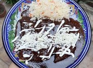 Una foto de Enchiladas de mole ✨🍛