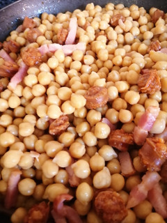 Una foto de Garbanzo pedrosillano con chistorra y bacon