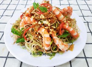 Hình của món Gỏi hoa chuối trộn tôm.