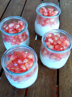 Una foto de Vasitos de mascarpone y granada