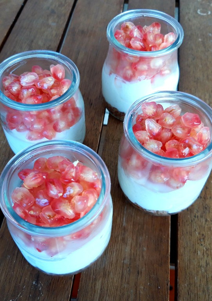 Una foto de Vasitos de mascarpone y granada