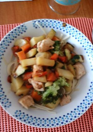 Una foto de Espagueti con pollo y verduras asadas