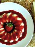 Panacotta de horchata con salsa de fresas