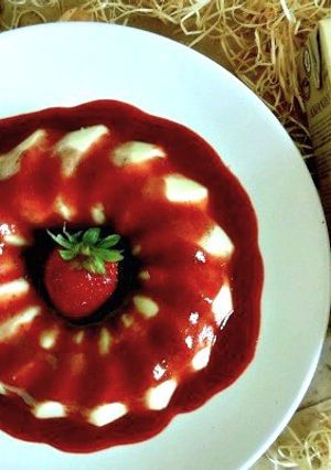 Una foto de Panacotta de horchata con salsa de fresas