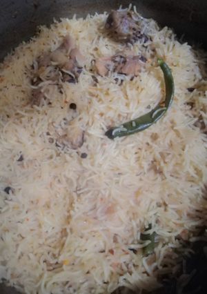 A picture of Masalaydar Pakistani chicken pulao. 🐤🍝😋♥️.