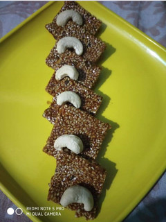 तिल गुड़ चिक्की (Till Gur Chikki recipe in Hindi) रेसिपी मुख्य फोटो