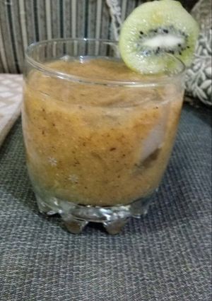 A picture of Orange and kiwi smoothie.