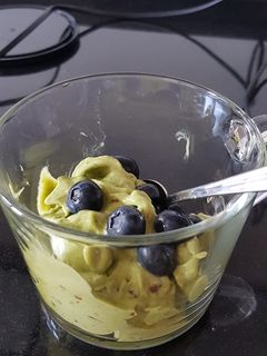 Una foto de Helado vegano de plátano y té matcha