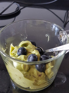 Una foto de Helado vegano de plátano y té matcha