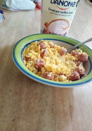 Una foto de Huevo con salchicha y jamón