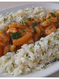 Una foto de Langostinos al curry con orejones