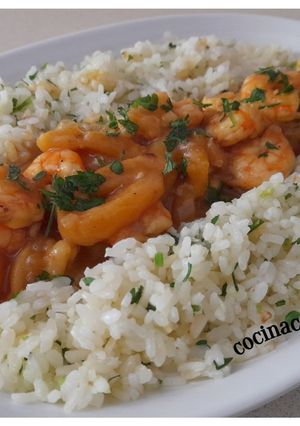 Una foto de Langostinos al curry con orejones