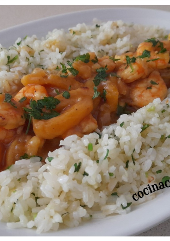 Una foto de Langostinos al curry con orejones
