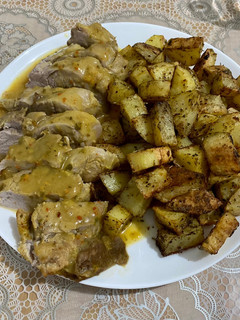 Una foto de Solomillo de cerdo en salsa de mostaza con papas al horno 😍