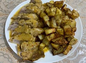 Una foto de Solomillo de cerdo en salsa de mostaza con papas al horno 😍