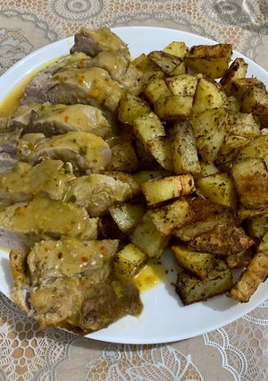 Una foto de Solomillo de cerdo en salsa de mostaza con papas al horno 😍