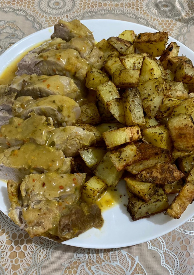 Una foto de Solomillo de cerdo en salsa de mostaza con papas al horno 😍