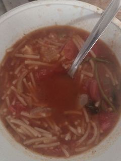 Una foto de Sopa de fideo con refrito😋😋