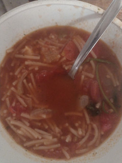 Una foto de Sopa de fideo con refrito😋😋