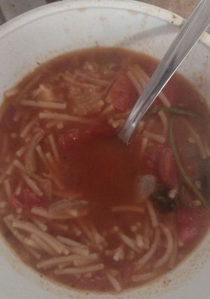 Una foto de Sopa de fideo con refrito😋😋