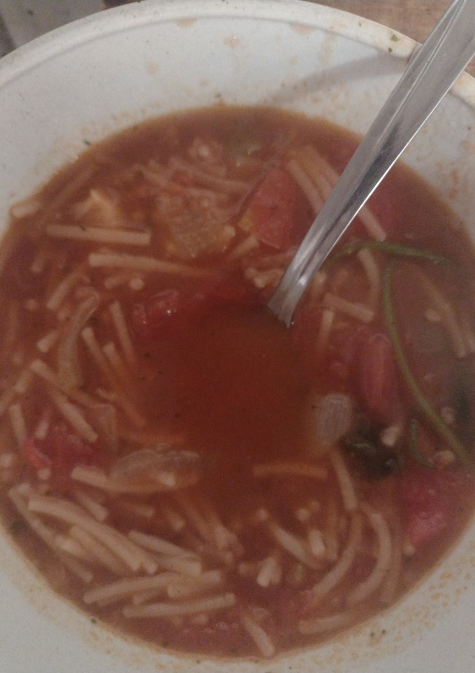 Una foto de Sopa de fideo con refrito😋😋