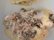 Una foto de pechuga en crema de champiñones