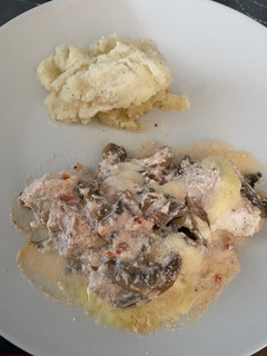Una foto de Pechuga horneada en crema de champiñones