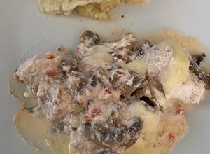 Una foto de Pechuga horneada en crema de champiñones