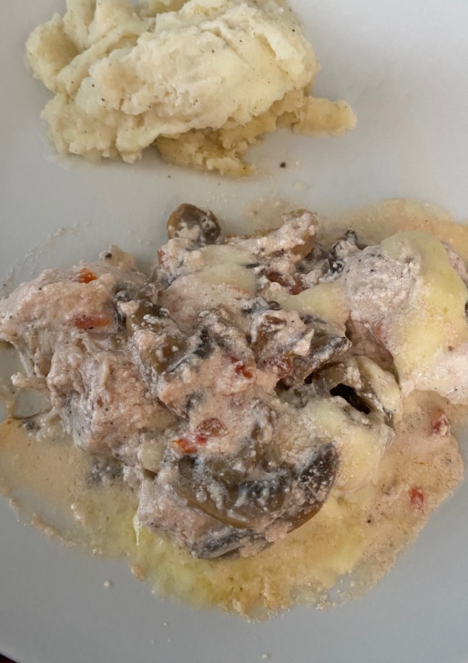 Una foto de Pechuga horneada en crema de champiñones