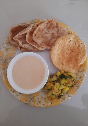 पुरी भाजी बासुंदी (puri bhaji basundi recipe in marathi) रेसिपी चे मुख्य फोटो