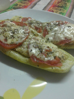 Una foto de Zucchinis rellenos con jamón y queso