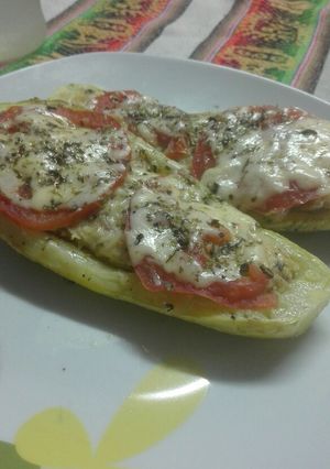 Una foto de Zucchinis rellenos con jamón y queso