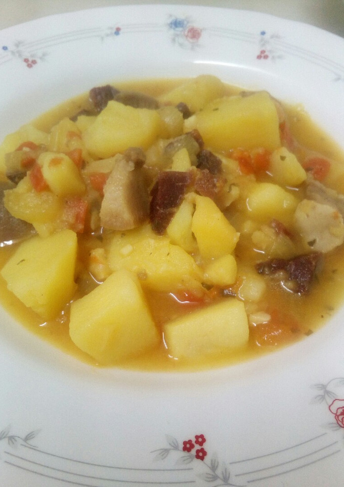 Una foto de Morro de cerdo guisado con patatas