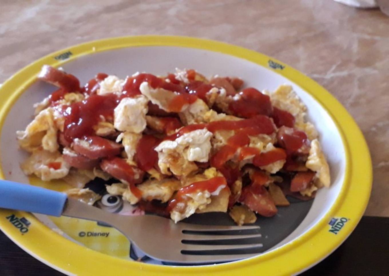 Huevo con tortilla y salchicha