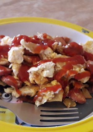 Una foto de Huevo con tortilla y salchicha