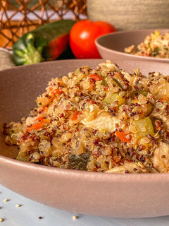 Una foto de Quinoa con pollo y verduras