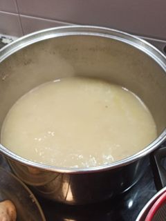 Una foto de Caldo de pollo con jamón y verduras