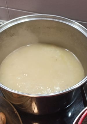 Una foto de Caldo de pollo con jamón y verduras