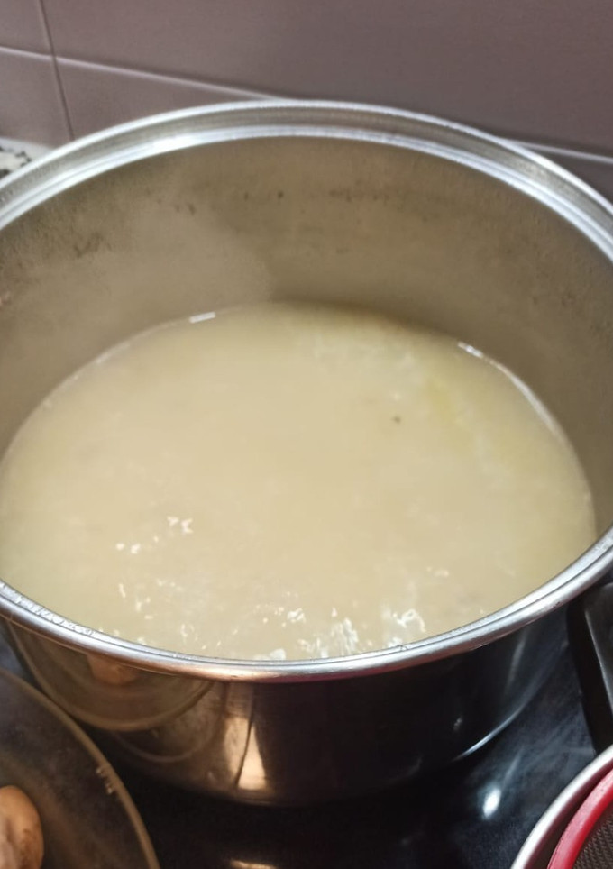 Una foto de Caldo de pollo con jamón y verduras